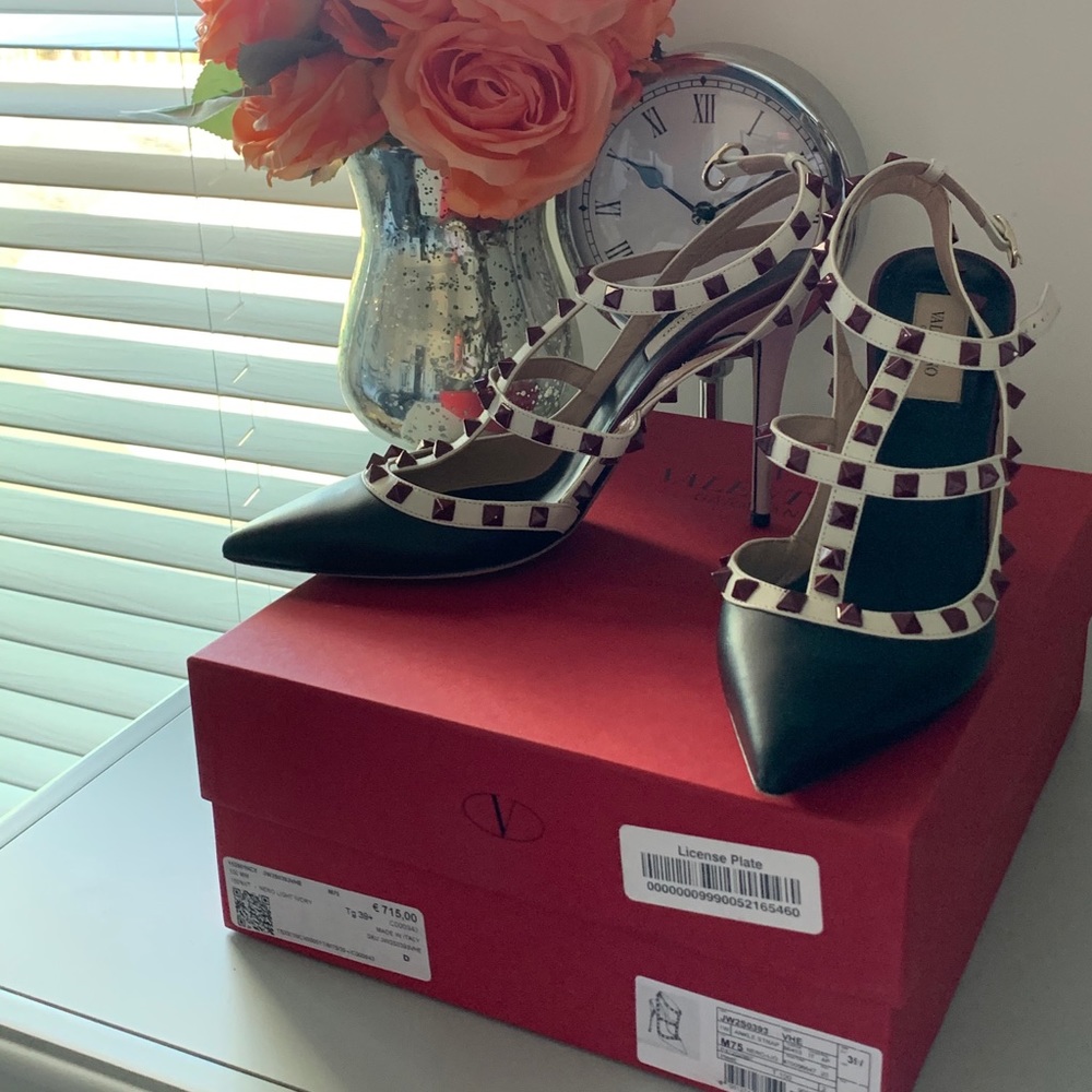 ***SOLD***Authentic Valentino Rockstud pumps